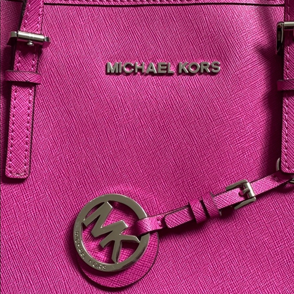LIKE NEW MK Michael Kors Fuchsia Tote!